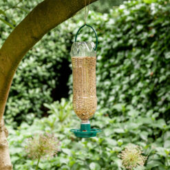 Zelf een voedersilo maken voor vogels van lege flessen.
